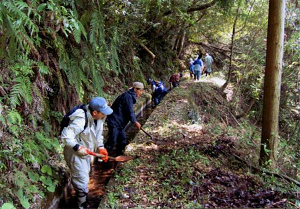 用水路の泥上げ　大楠集落協定